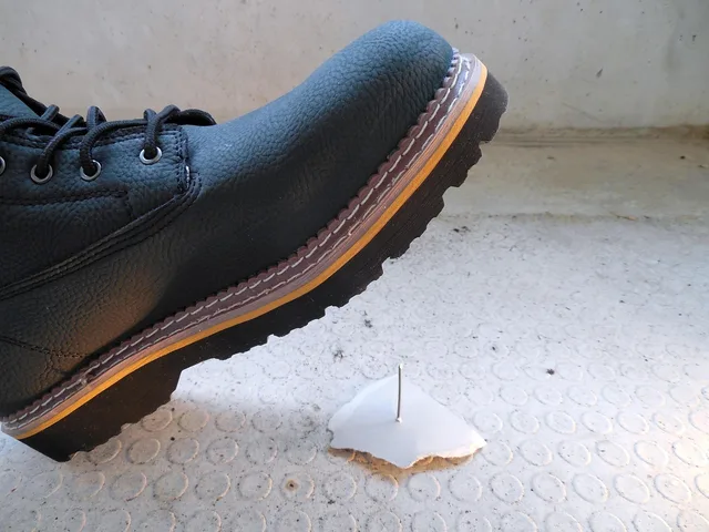 accident, injury, danger, nail, shoe, foot, foot injury, accident at work, wounding, painful, caution, work shoe, workwear, osh, accident, accident, injury, painful, workwear, workwear, workwear, workwear, workwear. Arbejdsulykker og anmeldelse: Hvad skal arbejdsgiver gøre?
