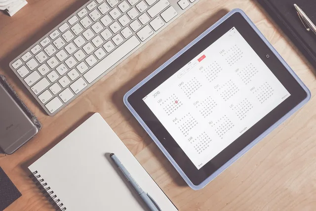 apple, calendar, desk, ipad, tablet, device, electronics, keyboard, mobile phone, notebook, screen, office, home office, work from home, workspace, flat lay, calendar, calendar, calendar, calendar, calendar. Ferie og feriepenge: Sådan optjener du ferie