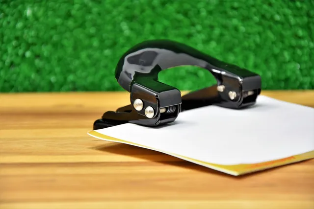 perforator, paper puncher, punch, staples, office, documents, papers, stapler, desk, paper puncher, paper puncher, stapler, stapler, stapler, stapler, stapler. Hvilke oplysninger skal en ansættelseskontrakt indeholde?