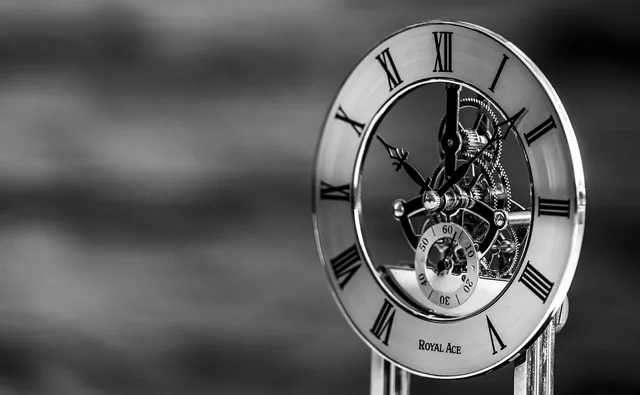 clock, watch, time, hours, minutes, shield, old, antique, timer, blackandwhite, watch, timer, timer, timer, timer, timer, blackandwhite, blackandwhite. Mertid og overarbejde: Hvornår udløser det betaling?