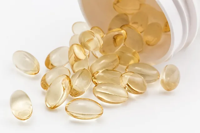 pill, gel capsule, medicine, health, cure, vitamin supplements, medication, pharmacy, treatment, prescription, pharmaceutical, remedy, healthcare, medical, sick, dose, medicament. Sygedagpenge: Sådan beregnes de, og hvem betaler?