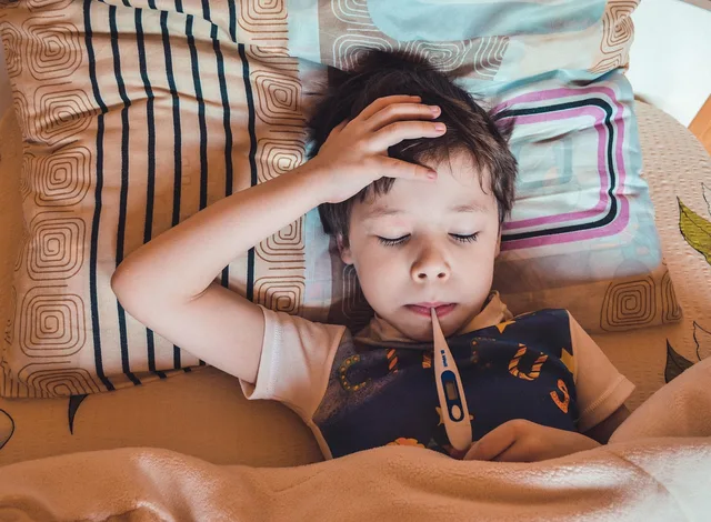 temperature, boy, baby, kids, get sick, bed, bed rest, thermometer, disease, cold, flu, orvi, angina, medicine, be treated, temperature, thermometer, flu, flu, flu, flu, flu. Sygefravær: Sygemelding, opfølgning og tilbagevenden
